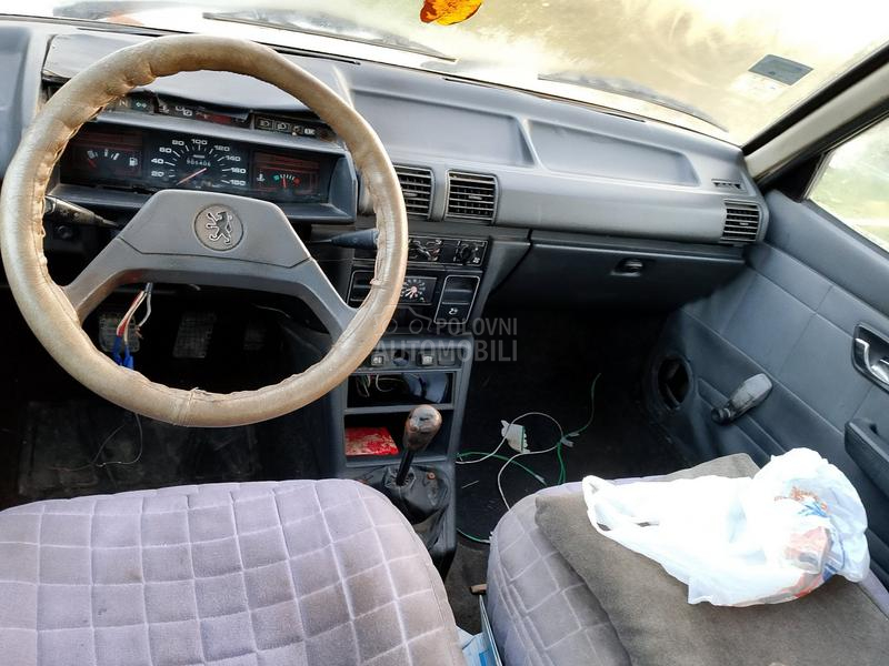 Peugeot 305 b