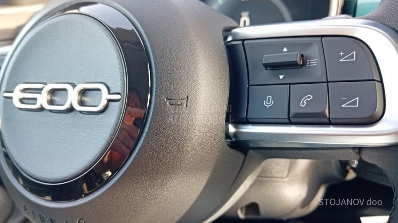 Fiat 600 ICON HYBRID 1.2 DC6