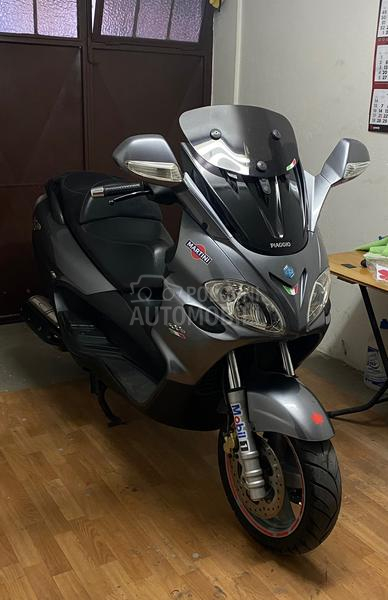 Piaggio x9