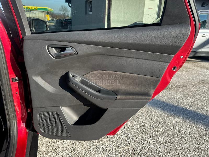 Ford Focus 1.6i TITANIUM NAV