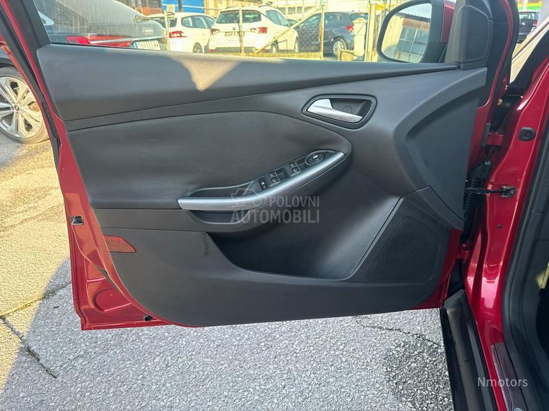 Ford Focus 1.6i TITANIUM NAV