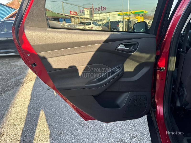 Ford Focus 1.6i TITANIUM NAV