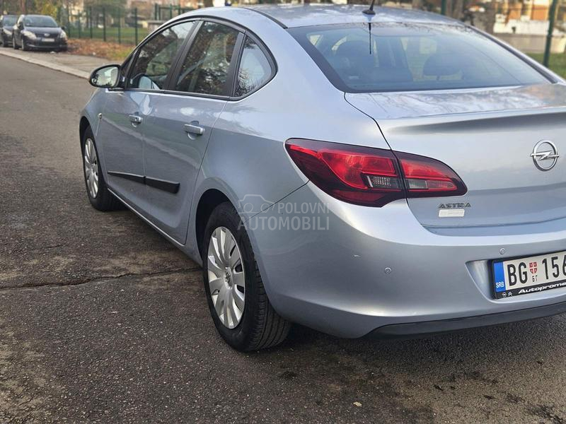 Opel Astra J 