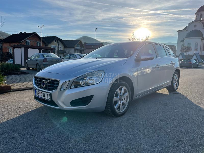 Volvo V60 1.6 T3 MOMENTUM
