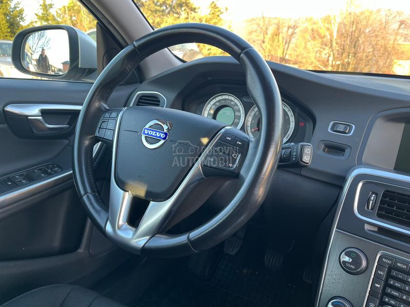 Volvo V60 1.6 T3 MOMENTUM