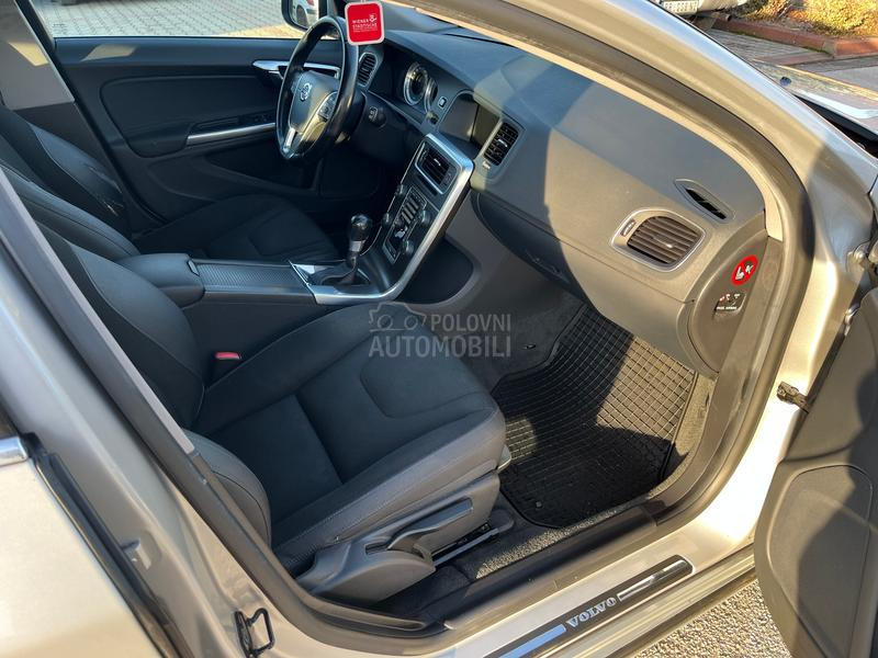 Volvo V60 1.6 T3 MOMENTUM