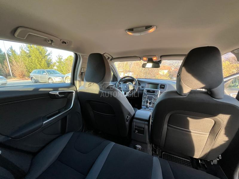 Volvo V60 1.6 T3 MOMENTUM