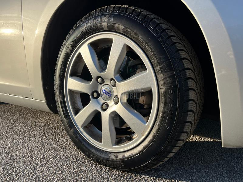 Volvo V60 1.6 T3 MOMENTUM
