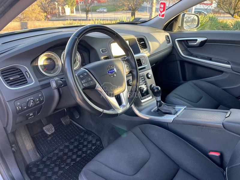 Volvo V60 1.6 T3 MOMENTUM