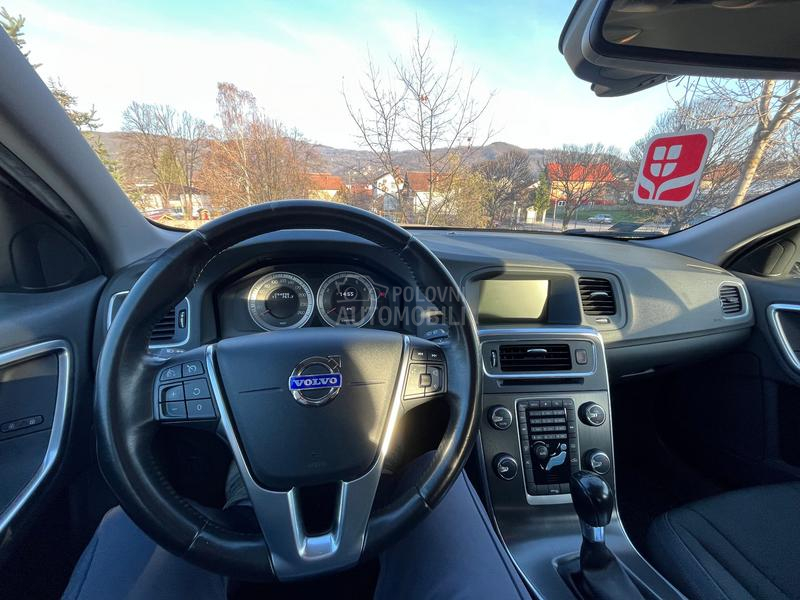 Volvo V60 1.6 T3 MOMENTUM