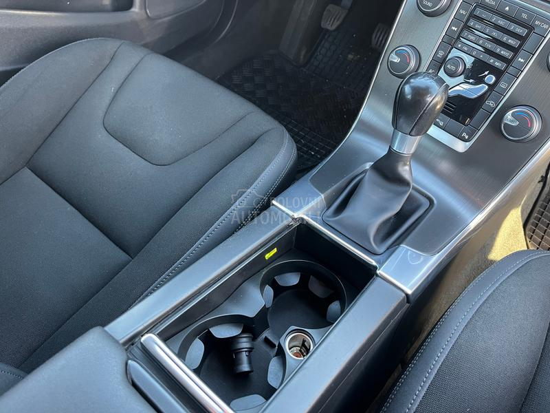 Volvo V60 1.6 T3 MOMENTUM