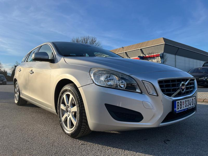 Volvo V60 1.6 T3 MOMENTUM