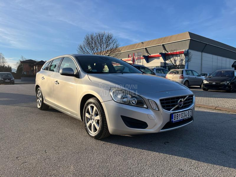 Volvo V60 1.6 T3 MOMENTUM