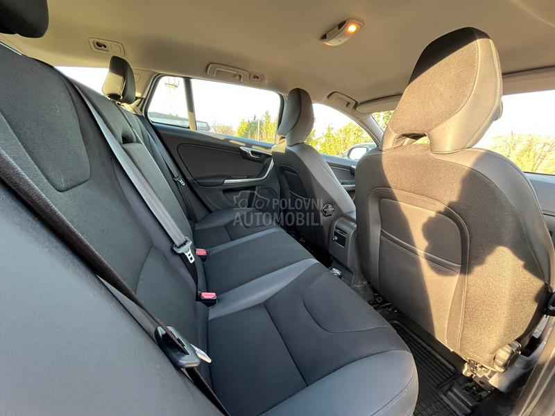 Volvo V60 1.6 T3 MOMENTUM