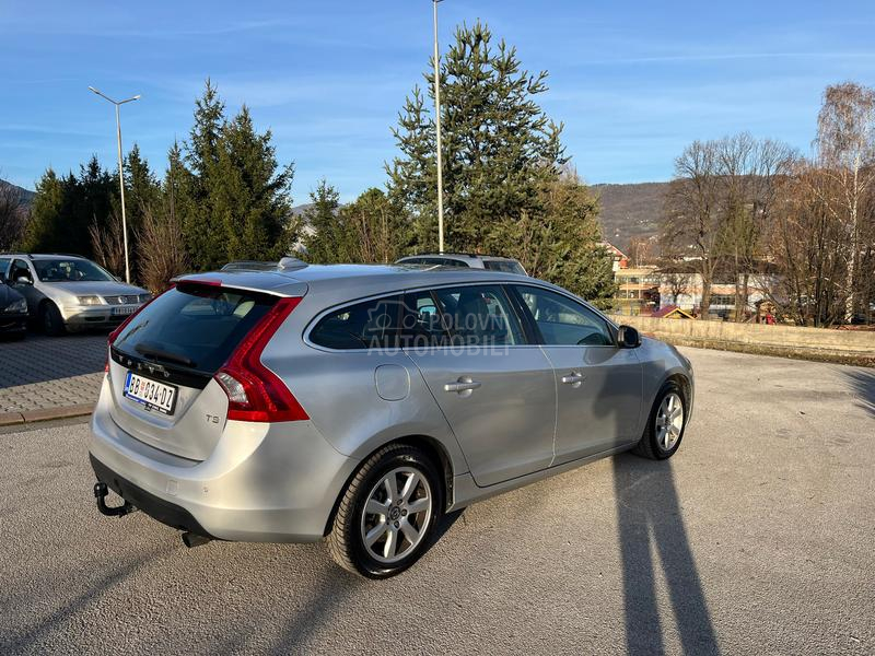 Volvo V60 1.6 T3 MOMENTUM