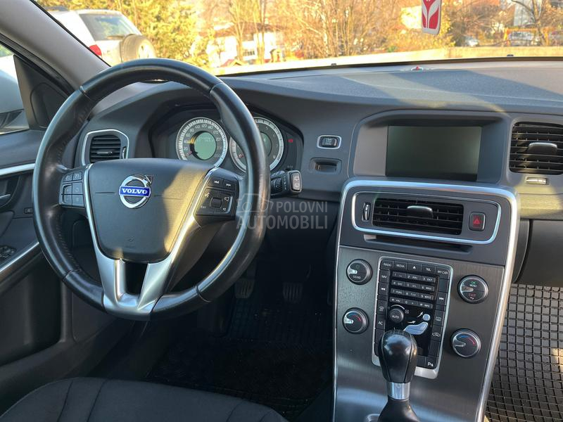Volvo V60 1.6 T3 MOMENTUM