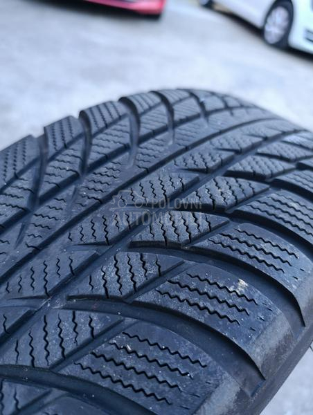 Bridgestone 215/65 R17 Zimska