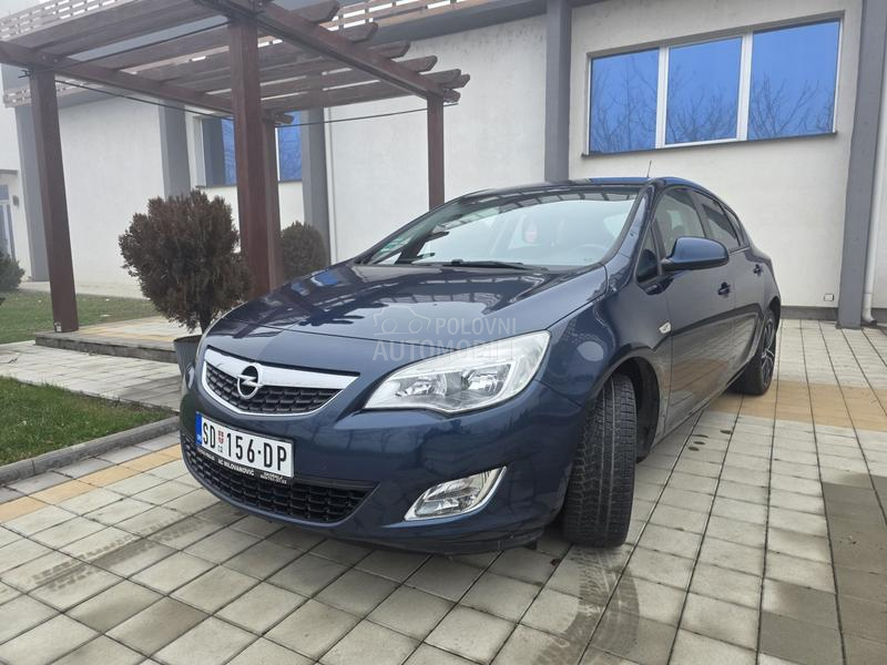 Opel Astra J 