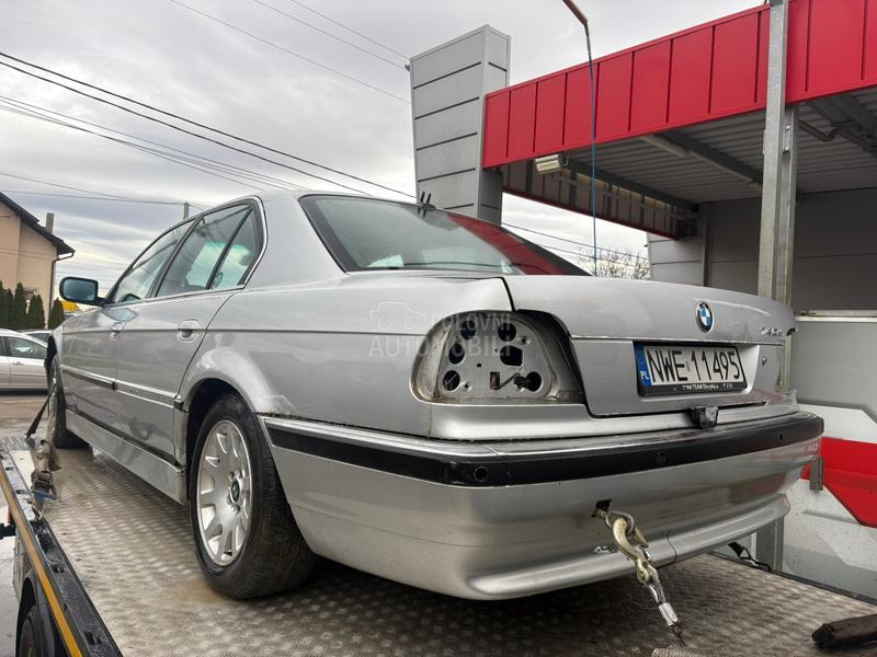 Delovi e38