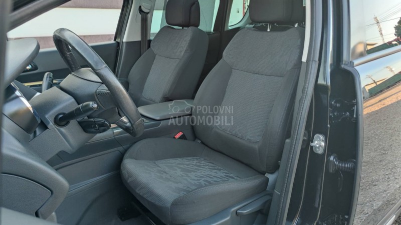 Peugeot 3008 1.6 E-HDi //ALLURE//