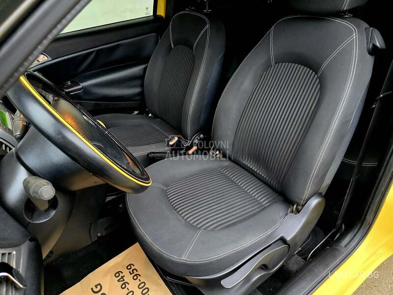 Lancia Ypsilon MOMO DESIGN 1.3 MJET