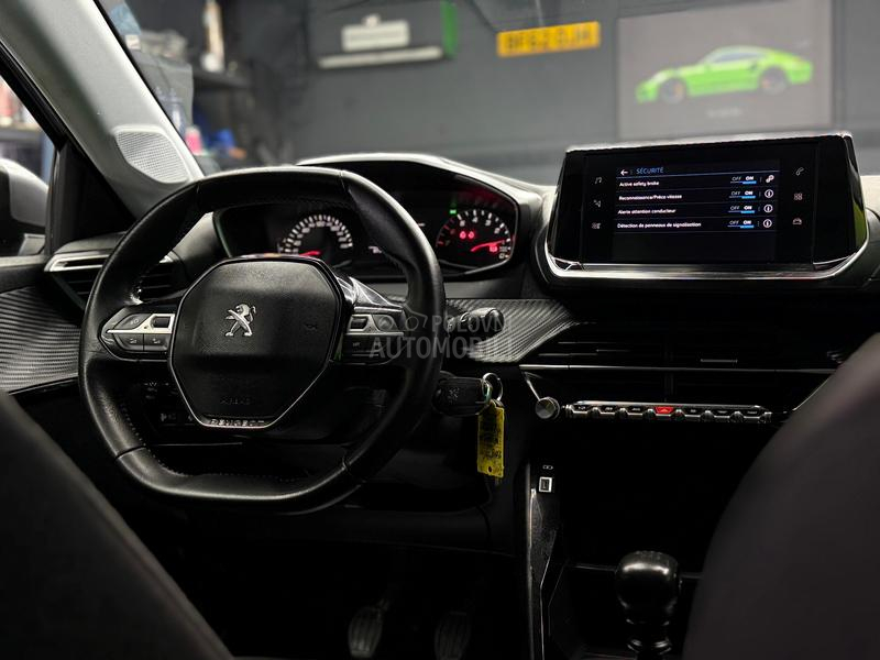 Peugeot 208 1.2b/N0VE GUME