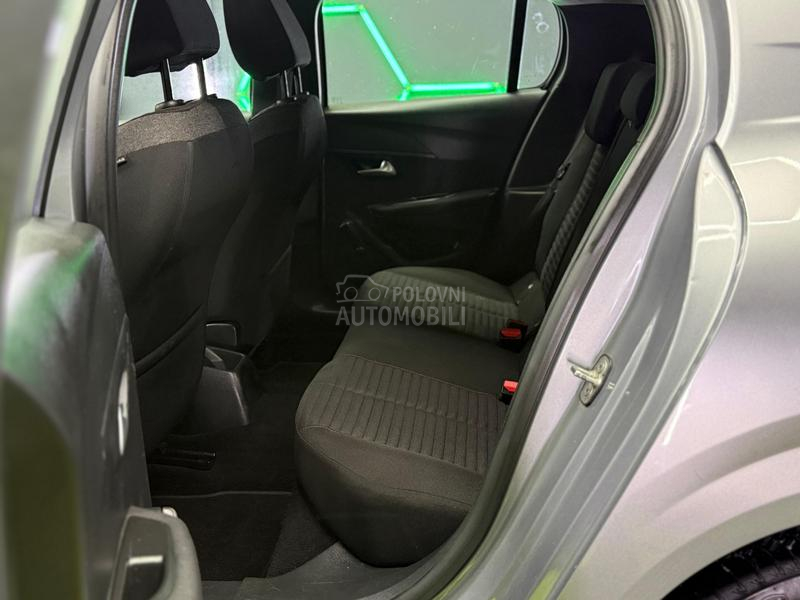 Peugeot 208 1.2b/N0VE GUME