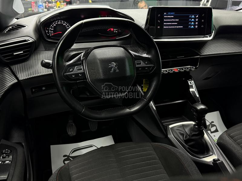 Peugeot 208 1.2b/N0VE GUME