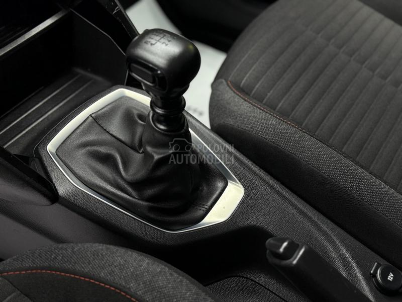 Peugeot 208 1.2b/N0VE GUME