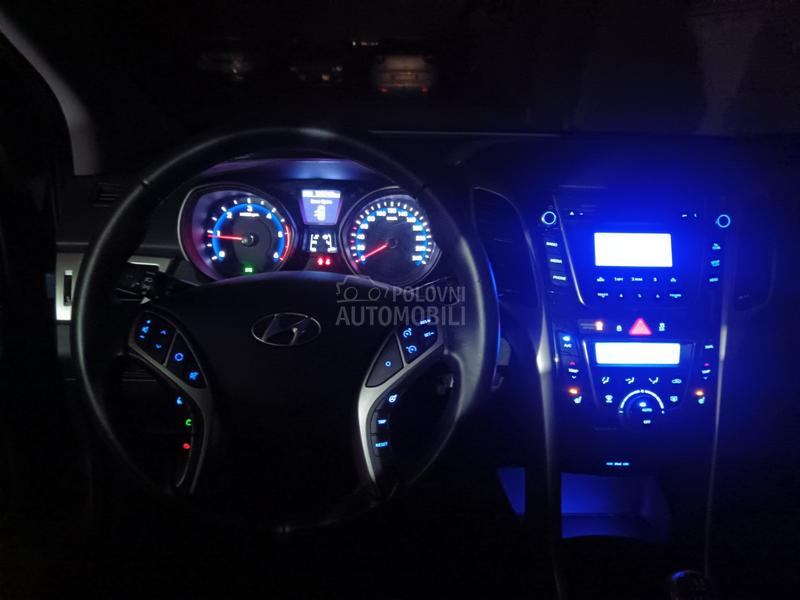 Hyundai i30 1.6D Pano Toop