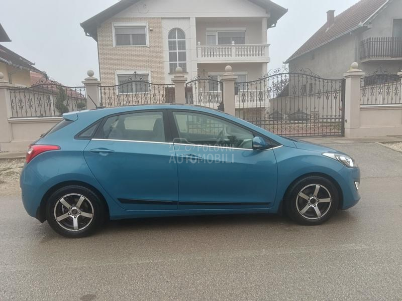 Hyundai i30 1.6D Pano Toop