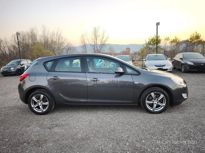 Opel Astra J 1.6 ENJOY