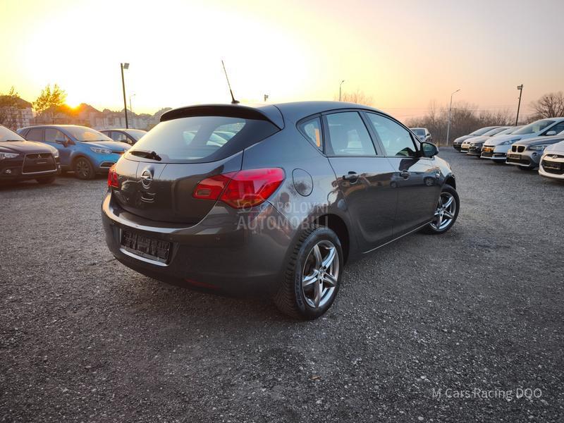 Opel Astra J 1.6 ENJOY