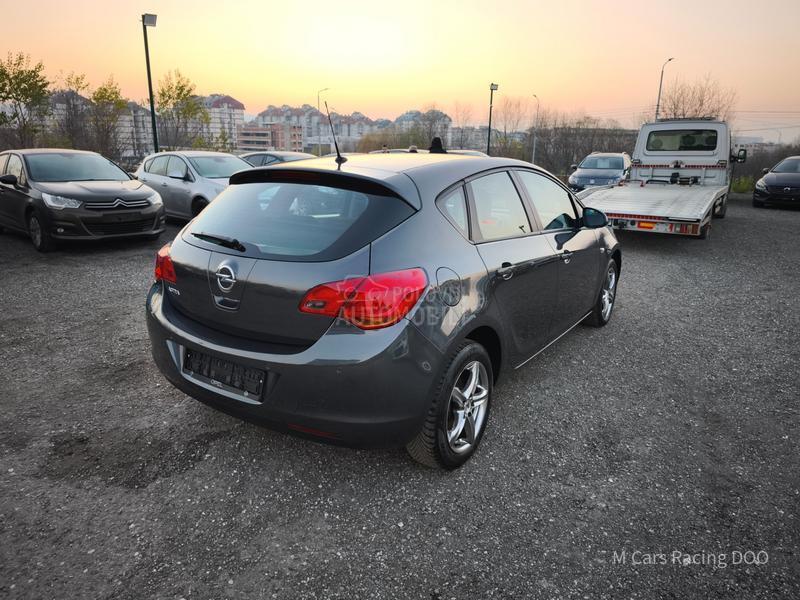 Opel Astra J 1.6 ENJOY