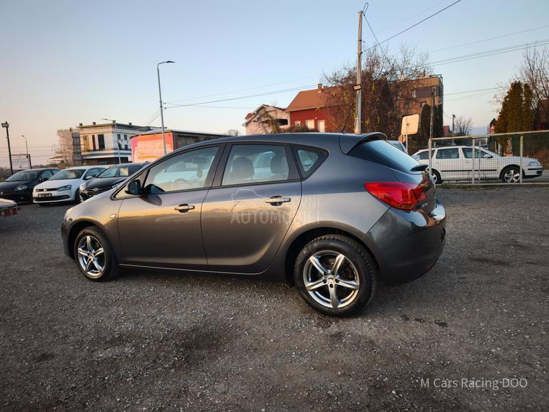 Opel Astra J 1.6 ENJOY