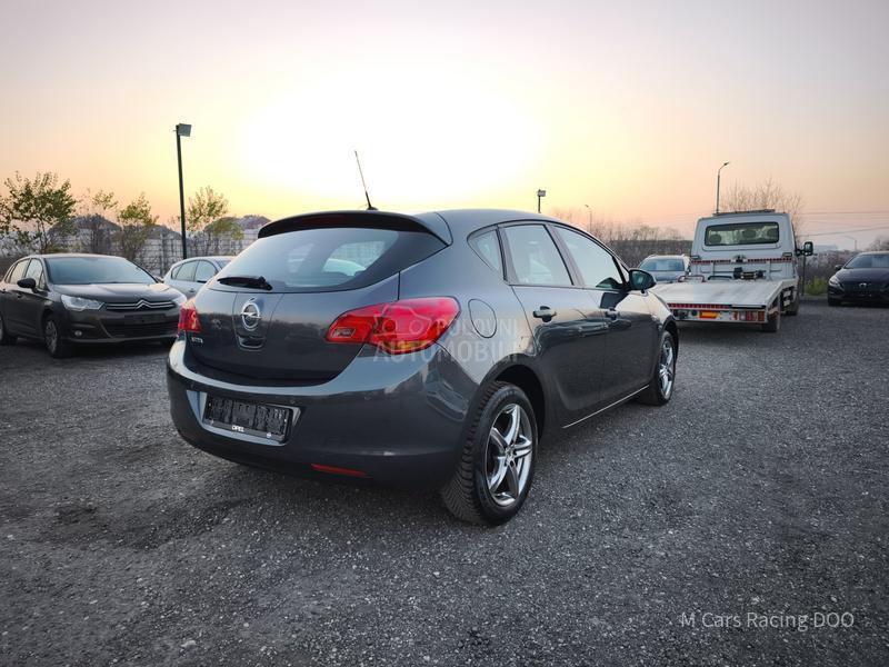 Opel Astra J 1.6 ENJOY