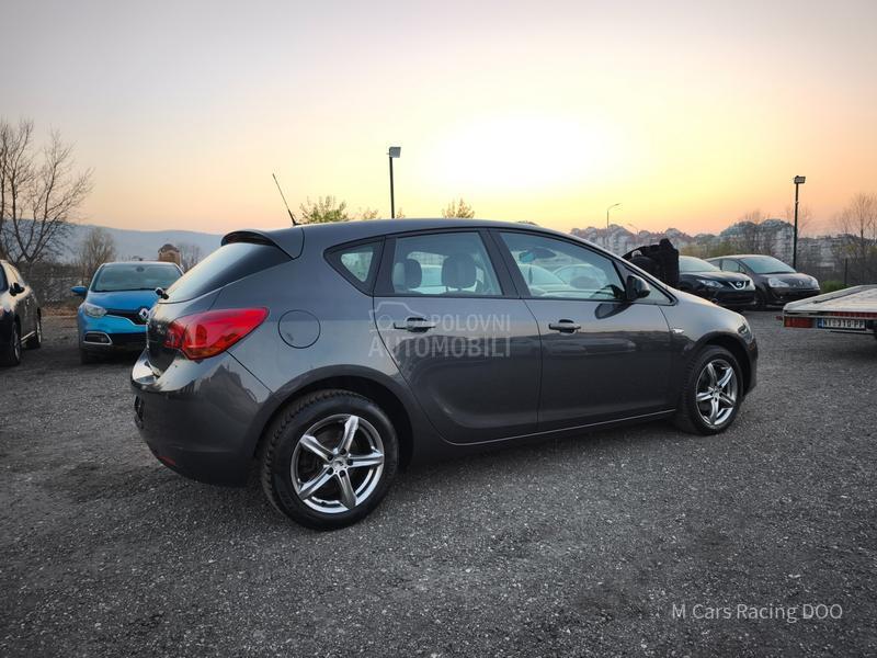 Opel Astra J 1.6 ENJOY