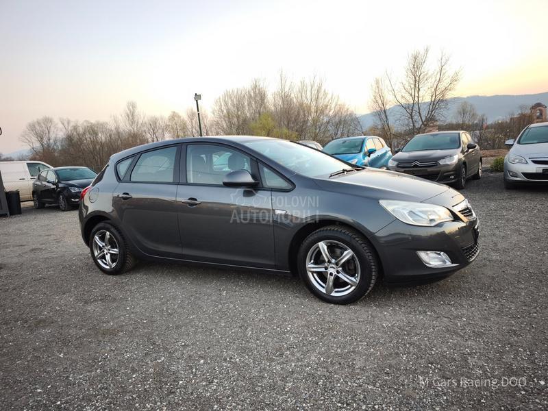 Opel Astra J 1.6 ENJOY