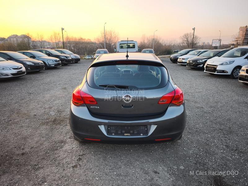 Opel Astra J 1.6 ENJOY
