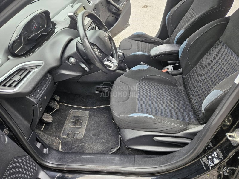Peugeot 208 N A V I  L E D