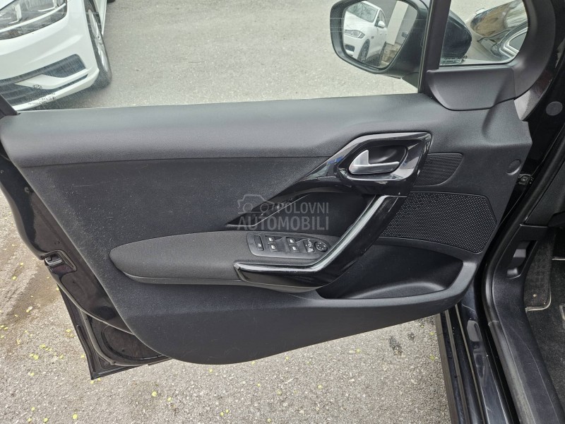 Peugeot 208 N A V I  L E D