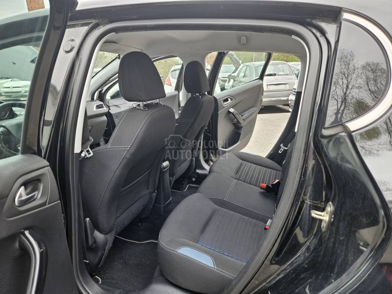 Peugeot 208 N A V I  L E D