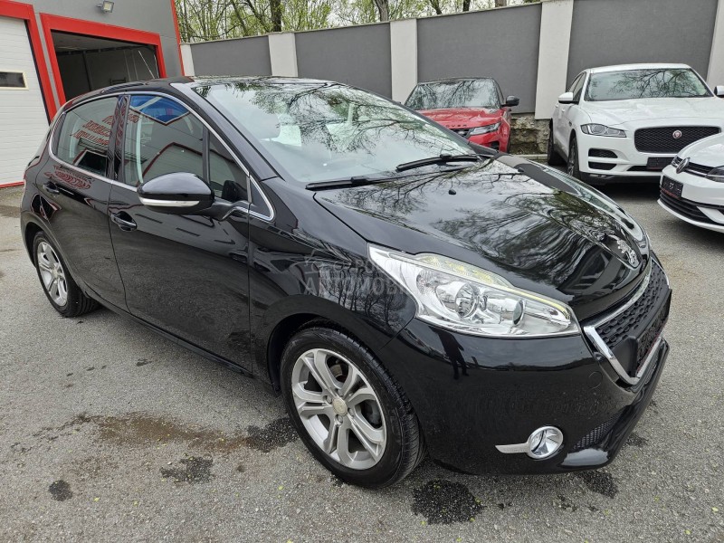 Peugeot 208 N A V I  L E D