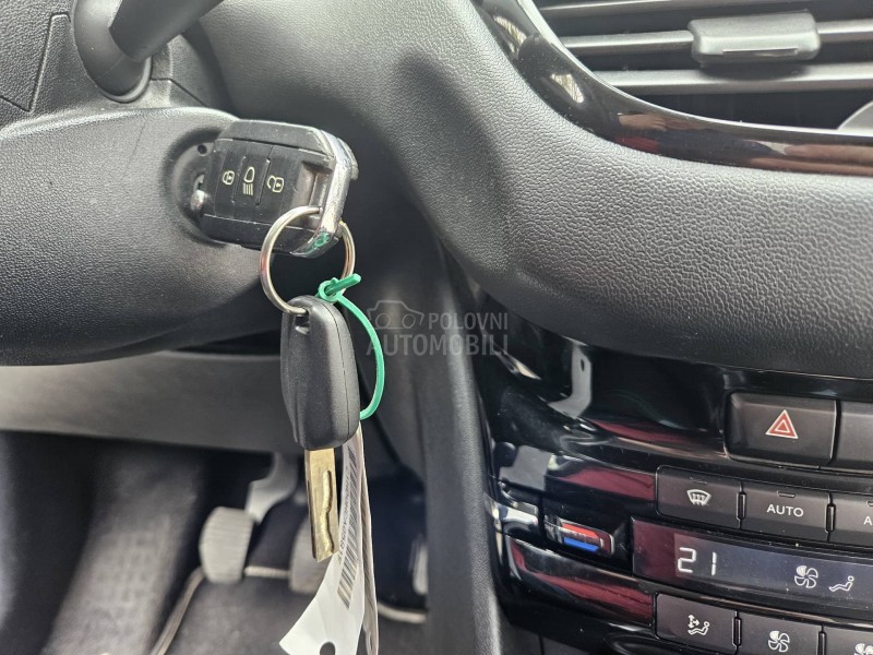 Peugeot 208 N A V I  L E D