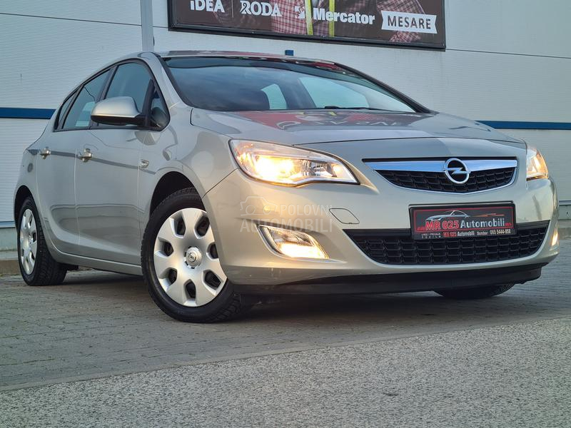 Opel Astra J 1.6 NAAVIGACIJA