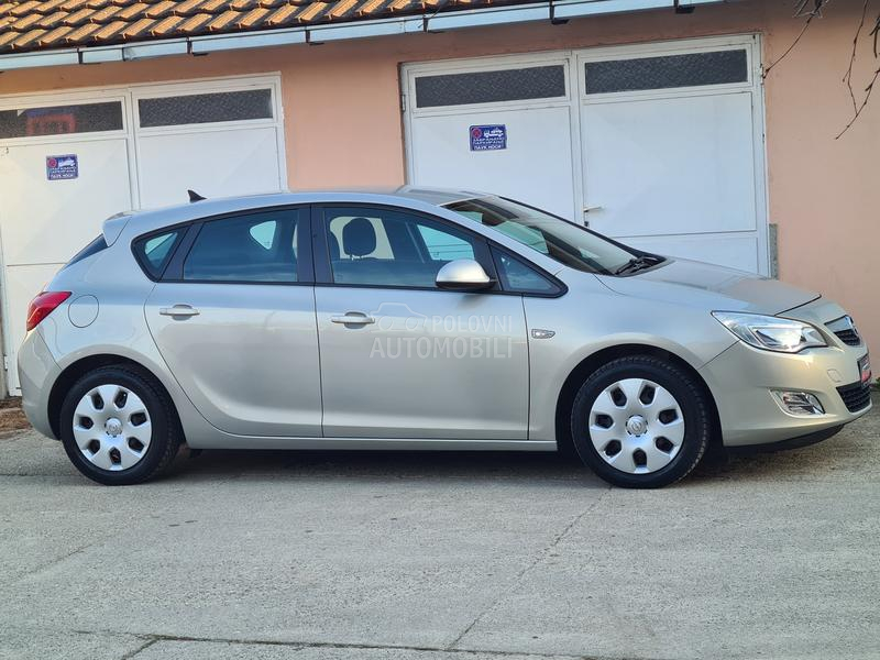Opel Astra J 1.6 NAAVIGACIJA