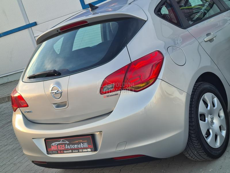 Opel Astra J 1.6 NAAVIGACIJA