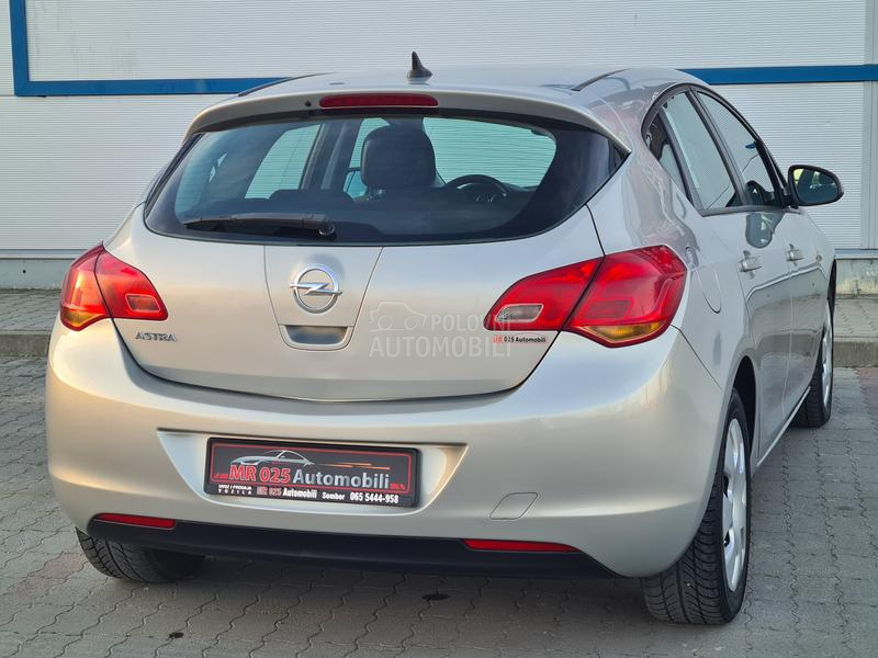 Opel Astra J 1.6 NAAVIGACIJA