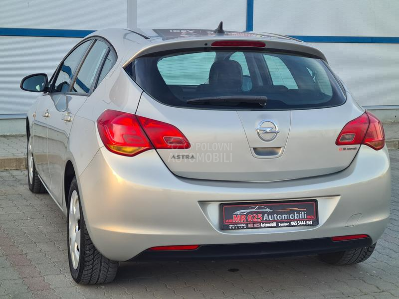 Opel Astra J 1.6 NAAVIGACIJA