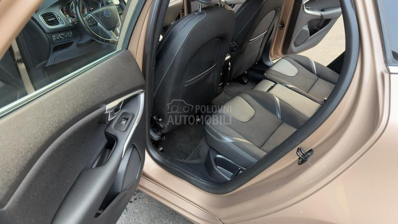 Volvo V40 1.6 D2 MOMENTUM